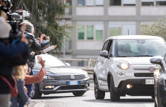 De paus stapte nog uit zijn kleine witte Fiat om de mensen te begroeten en te steunen.