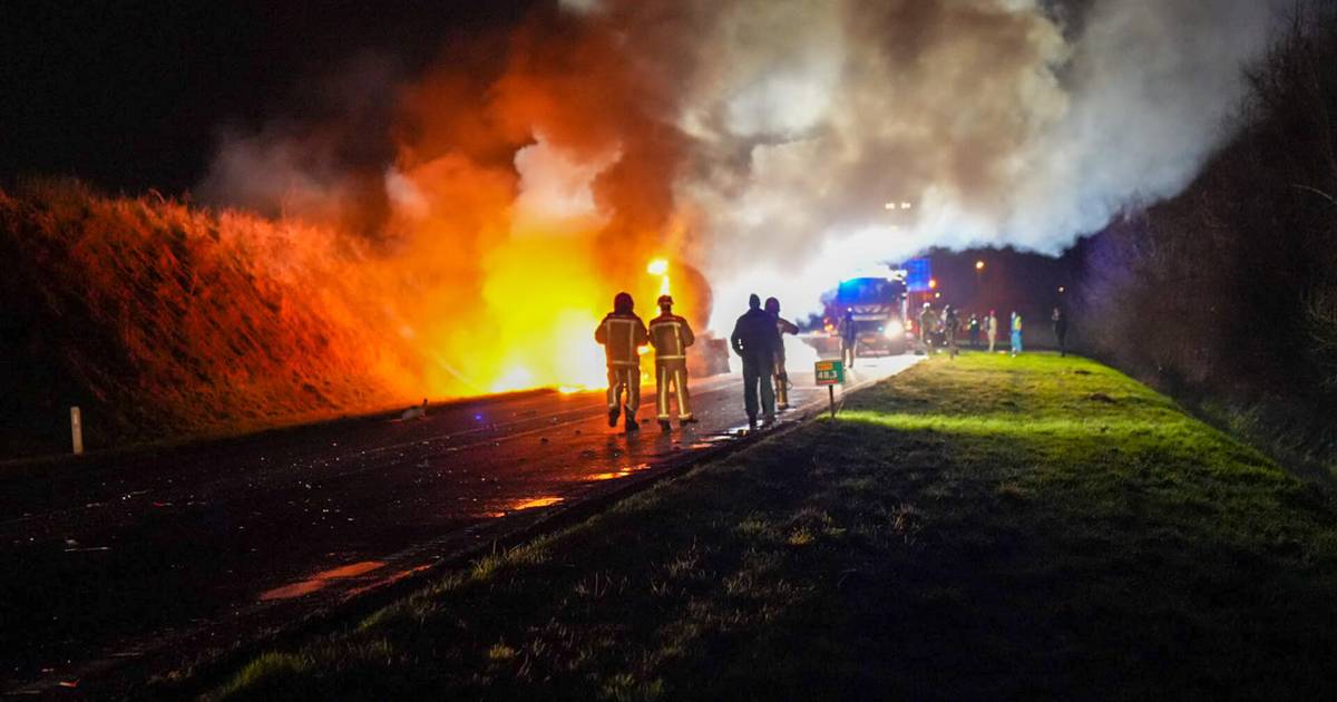 Tankwagen in brand bij ongeval op N279 bij Beek en Donk, weg in beide richtingen dicht.