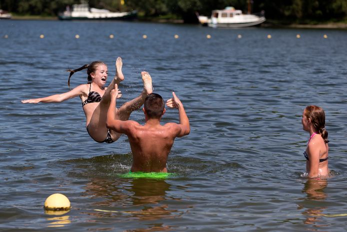 Plezier en vertier in recreatieplas De Neswaarden bij Aalst.