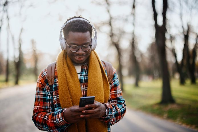 Als je regelmatig onderweg een podcast beluistert, schiet je dataverbruik omhoog. Maar hoeveel mobiele data heb je dan precies nodig, en waar vind je een passend abonnement?