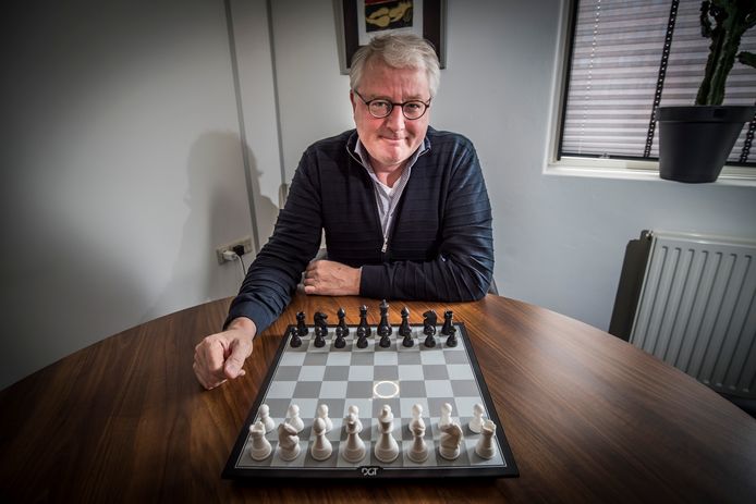 Hans Pees achter het nieuwe schaakbord waarop online kan worden gespeeld, de DGT Pegasus. Verlichte cirkels geven de zetten aan.