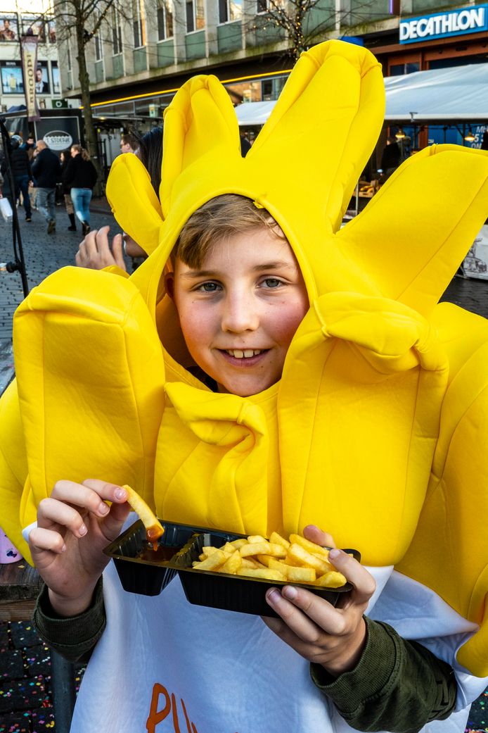 Een jeugdige bloem geniet van goudgele frietjes.