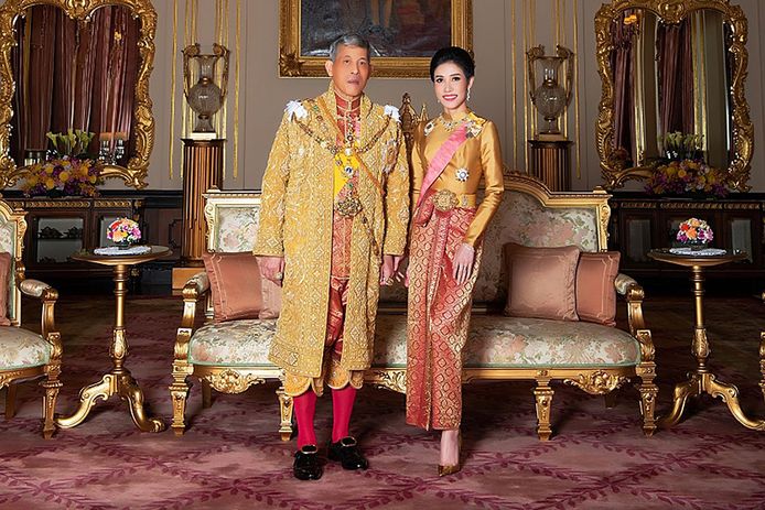 De Thaise koning Maha Vajiralongkorn met minnares Sineenat. Ze was de eerste officiële koninklijke maîtresse sinds 1921.