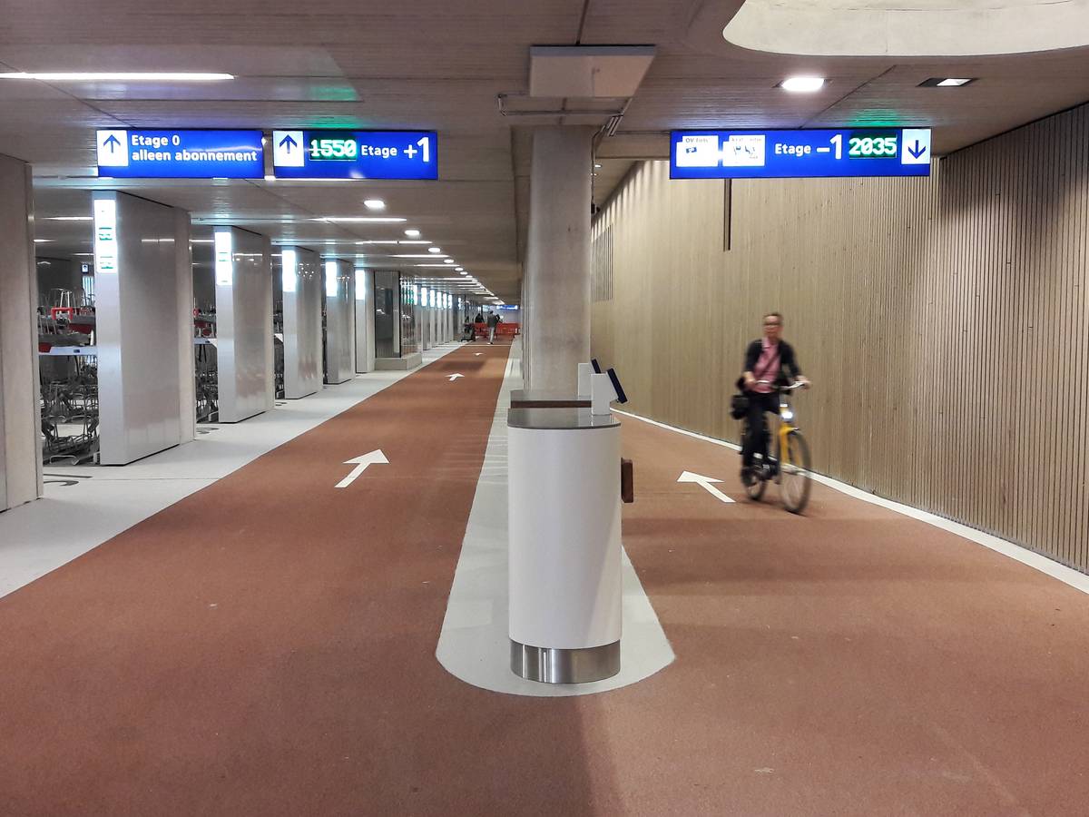 De grootste fietsenstalling ter wereld is nu officieel open | Grootste  fietsenstalling in Utrecht | AD.nl