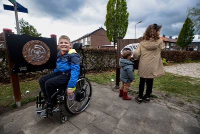 Wout (10) kan ondanks zijn rolstoel weer meedoen in de speeltuin