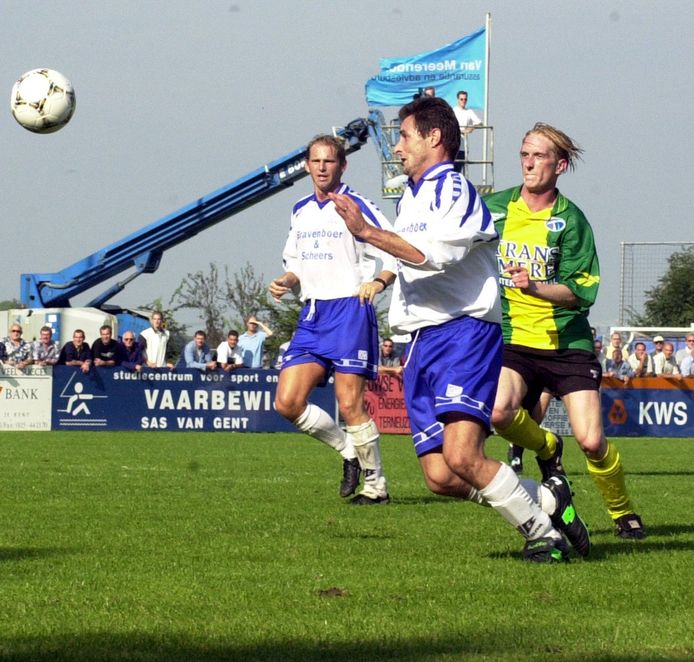 Dave Gijsel in actie voor Hoek met op de achtergrond ploeggenoot Ronald van Sliedregt.