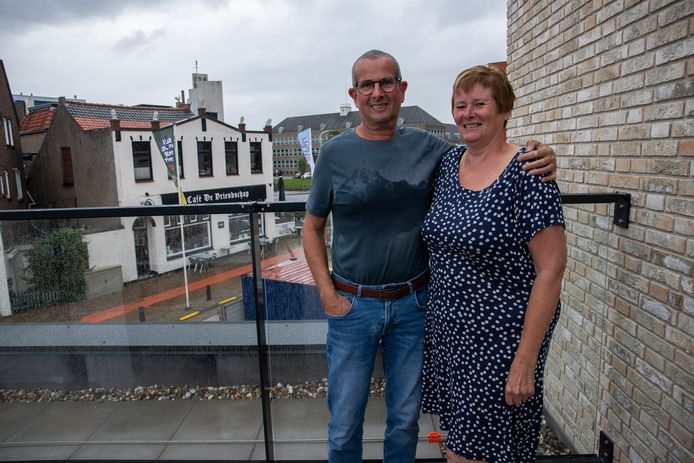 Adrie en Connie Kaan wonen nu drie weken in De Kampanje, op de Kop van de Noordstraat. 'Soms worden wij getrakteerd op prachtige wolken boven de Willibrordustoren. Dat is werkelijk een schitterend uitzicht.'