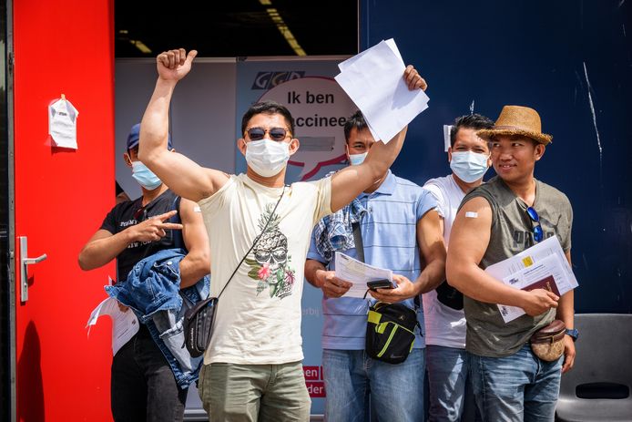 Ronaldo Domingo heeft zijn vaccinatiebewijs binnen. Hij werkt als visser op een Urker kotter en liet zich samen met collega’s vaccineren op een speciale GGD-prikdag-zonder-afspraak op Urk.