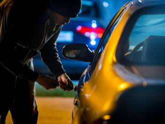 Bankkaarten en cash geld gestolen uit wagen, politie start onderzoek