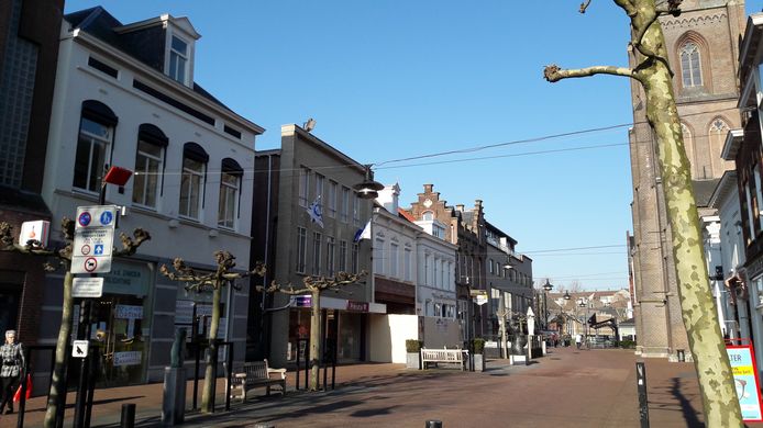 De Kerkstraat in Helmond. Helemaal links op de foto lampenwinkel De Louw-Van der Zanden.