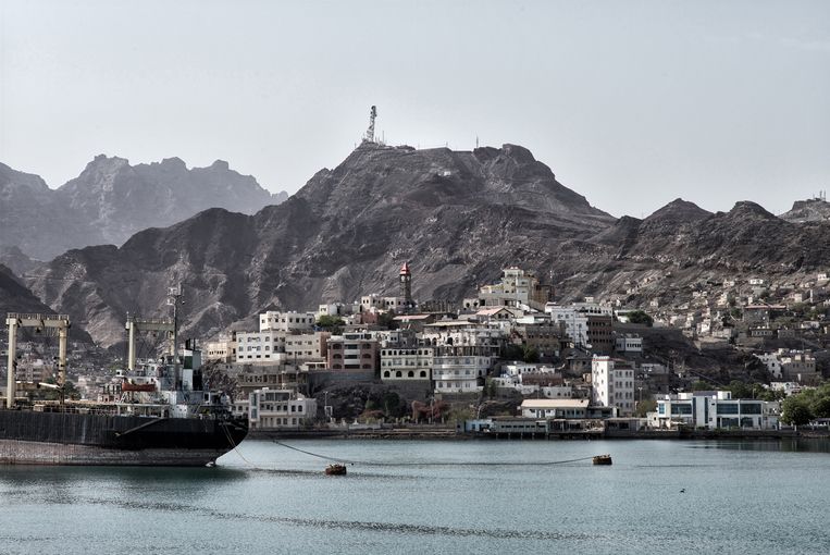 Uitzicht op de wijk Tawahi en de door de Britten gebouwde Big Ben in Aden.  Beeld Olivier Laban-Mattei / MYOP