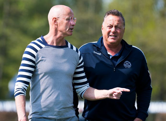 Interim-trainer Etienne Kelders (l) en Herman Jansen, voorzitter van de stichting topvoetbal bij Maarssen.