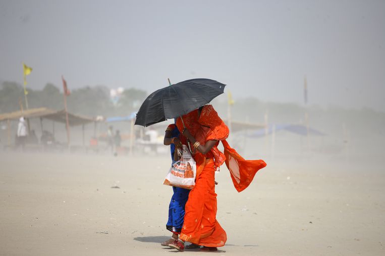 Een hete dag in de Indiase stad Allahabad, juni 2022. India wordt dit voorjaar geteisterd door extreme hitte.   Beeld Getty