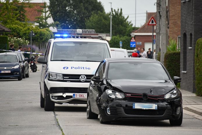 De verdachten lieten hun VW Golf GTI met Franse nummerplaat achter in de Elfde-Julilaan in Beveren-Leie. Achter het voertuig staat een combi van de politiezone Mira die door de daders verschillende keren met opzet werd aangereden en daardoor zowel vooraan als achteraan beschadigd raakte.