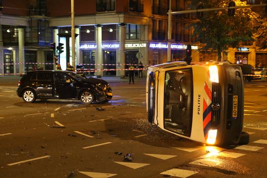 Politiebusje op zijn kant.