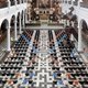 Pastoor schopt Deense designstoelen uit zijn kerk: "Het leken wel kinderschommels"