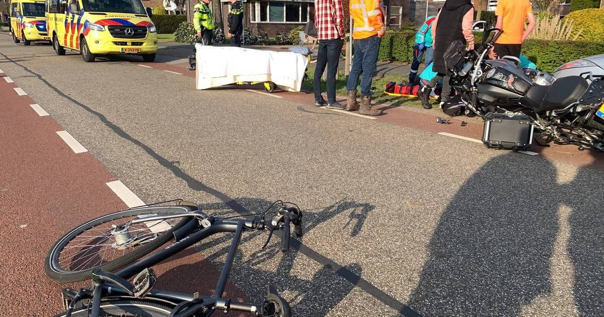 Fietser en motorrijder beide naar ziekenhuis na aanrijding in Hardenberg.
