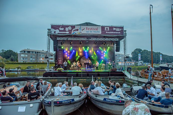 Archiefbeeld van het podium van Festival de Vecht op het water in Ommen.