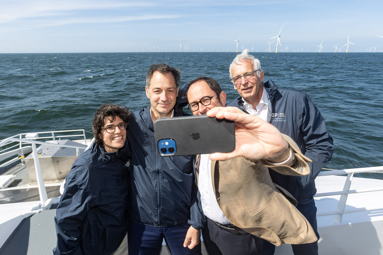 Ministers Tinne Van der Straeten en Vincent Van Quickenborne, premier Alexander De Croo en Kamerlid Christian Leysen tijdens een bezoek aan een windmolenpark voor de kust van Oostende.  Beeld BELGA