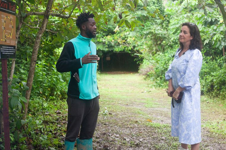Femke Halsema bij de Bonitrail, een interactieve rondleiding over het slavernijverleden in de voormalige plantage Frederiksdorp in Suriname.  Beeld Coco van Duivenvoorde