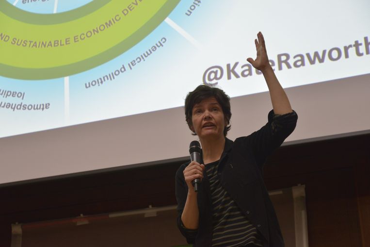 Kate Raworth, economiste en auteur van de Donuteconomie, is een van de gastsprekers op de Post Growth-conferentie.  Beeld BELGAIMAGE
