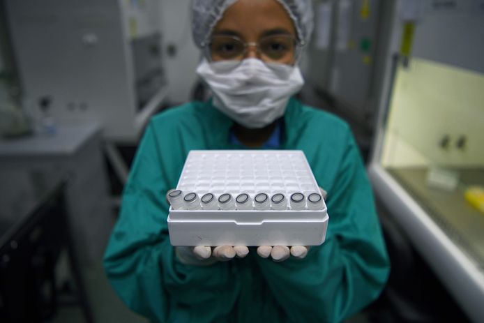 Een laboratoriummedewerker toont een aantal speekseltesten.