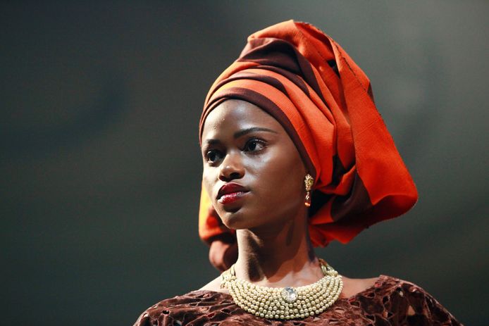 Een model draagt van de Nigeriaanse modeontwerper Deola Sagoe.