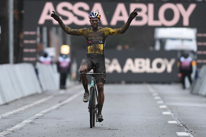 Wout van Aert won de Wereldbekercross in Dendermonde met overmacht.