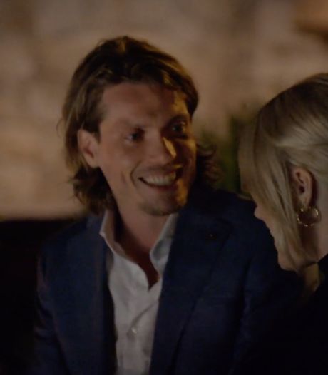 Tony Junior laat op eerste dag The Bachelor oog vallen op blonde Roos: ‘Er gebeurde iets’