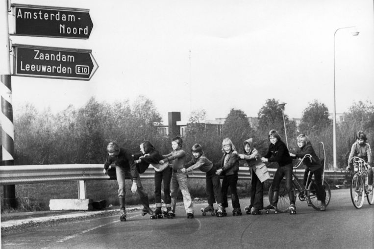 Kinderen op rolschaatsen op een autoweg bij Amsterdam tijdens autoloze zondag, 4 november 1973. De autoloze zondag werd ingevoerd door het kabinet-Den Uyl vanwege de oliecrisis. Beeld ANP