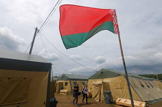 Journalisten in een tentenkamp in Wit-Rusland dat volgens de Wit-Russische defensie werd opgezet als oefening.