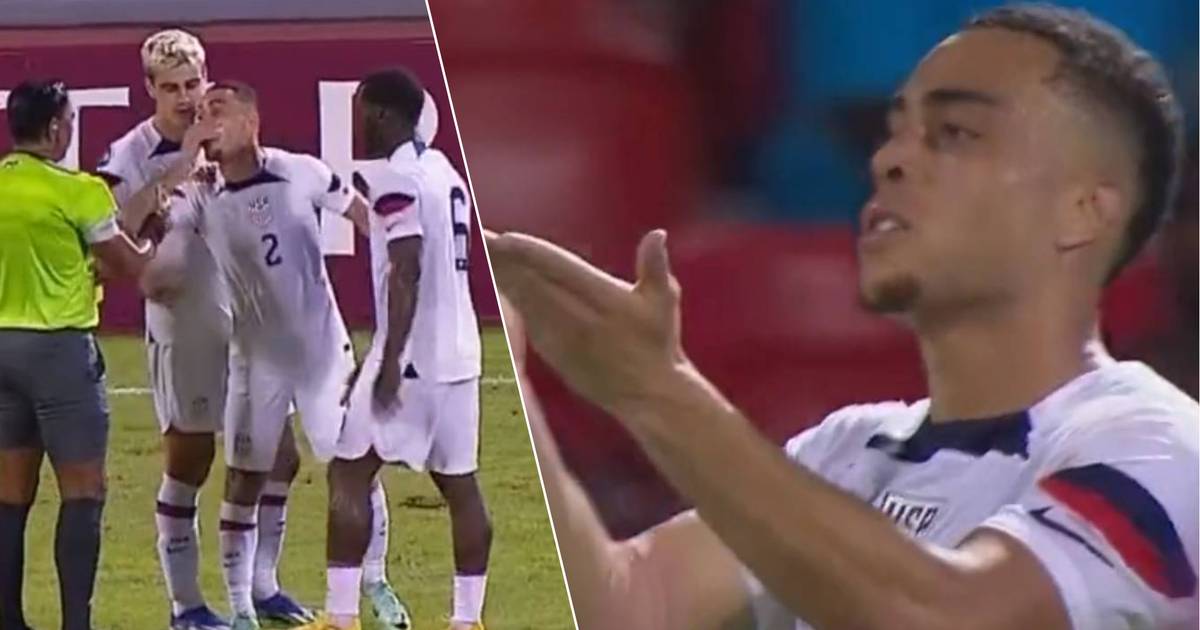 look.  Two yellow cards in 30 seconds, followed by a kiss towards the referee: American defender Dest is reprimanded by his teammates |  Foreign football