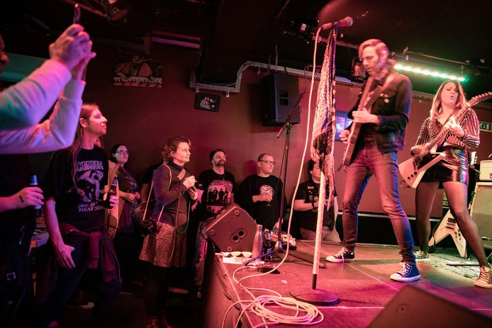 De Eindhovense band The Dirty Denims treedt om 8 uur 's morgens op in Muziekcafé Helmond.