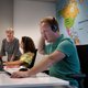Op bezoek bij de helpdesk van BuZa: 'Het is mooi, emotioneel en dankbaar werk'