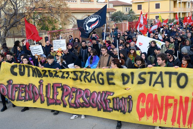 Italianen lopen mee tijdens een solidariteitsmars voor de nabestaanden van de slachtoffers. Beeld AP