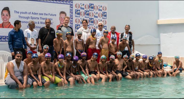 Ranomi Kromowidjojo en Ferry Weertman bij de zwemclub in Aden, Jemen.
 Beeld 