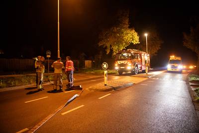 Auto vliegt uit de bocht en vat vlam in Wouw, maar bestuurder blijkt verdwenen