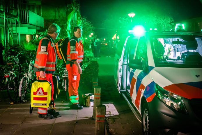 Hulpdiensten in april vorig jaar nadat Joeri Veenstra was neergestoken.