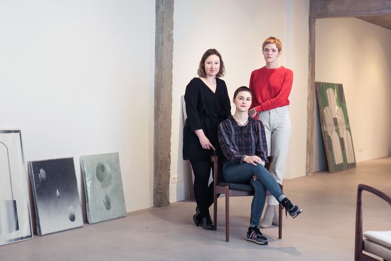 Curator Nadia Bijl en kunstenaars Elleke Frijters en Charline Tyberghein bij At The Gallery Beeld Damon De Backer