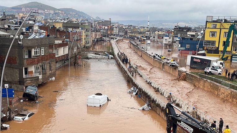 Hevige regenval in het zuiden van Turkije heeft geleid tot overstromingen waarbij al zeker tien mensen om het leven zijn gekomen. Beeld AFP