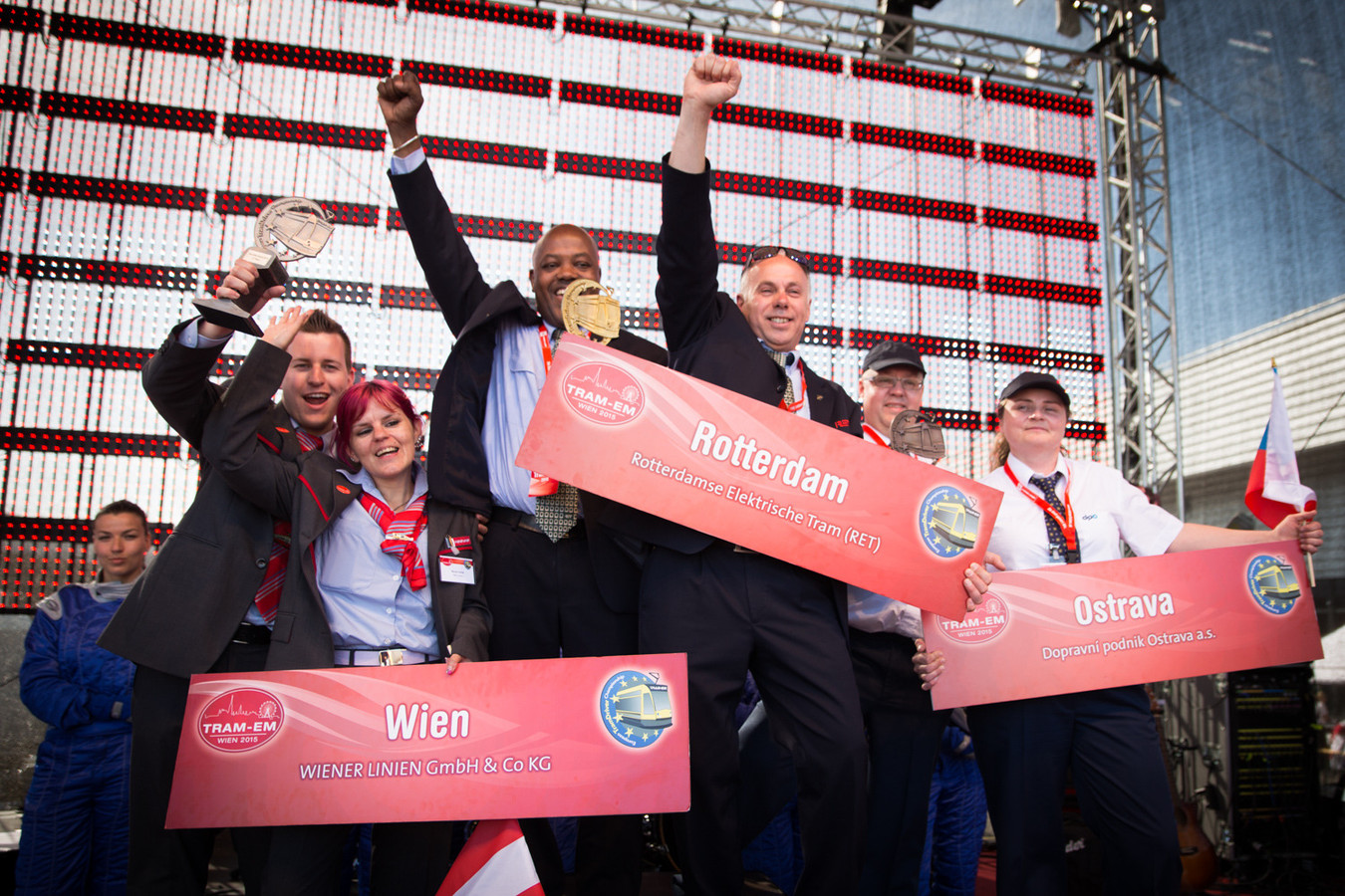 Les lauréats néerlandais, autrichiens et tchèques posant avec leurs trophées