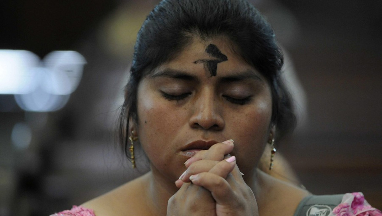 Een vrouw in Guatemala-Stad viert Aswoensdag, de eerste dag van de Vasten, genoemd naar het askruisje dat op het voorhoofd kan worden aangebracht. Foto © EPA Beeld 