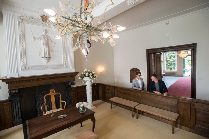 De bijzondere schouw in het voormalige raadhuis van Geertruidenberg blijft ook na verkoop van het pand intact, beloven de beoogde kopers van Markt 36.