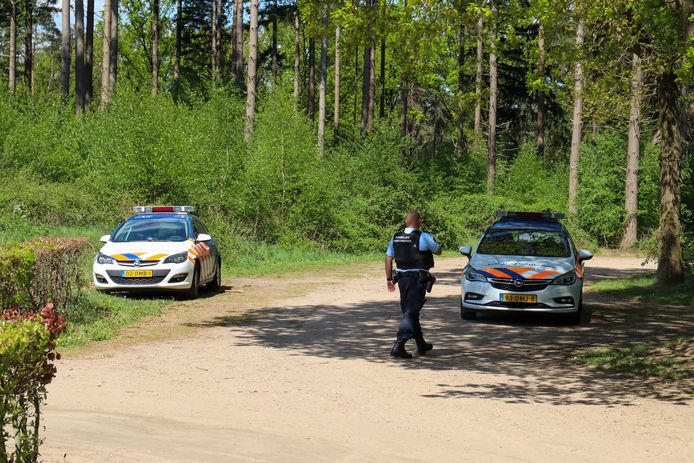 In het bos Wekeromse Zand aan de Hoeverweg in Lunteren is de politie op zoek naar mannen in legerkleding met vuurwapens.