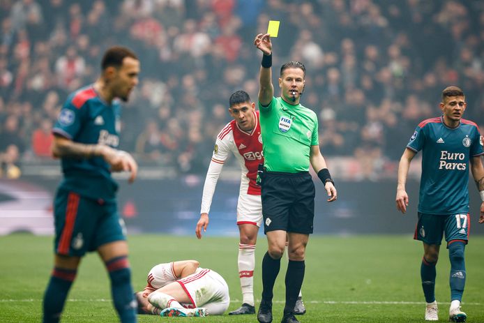 Danny Makkelie geeft een gele kaart aan Quilindschy Hartman.