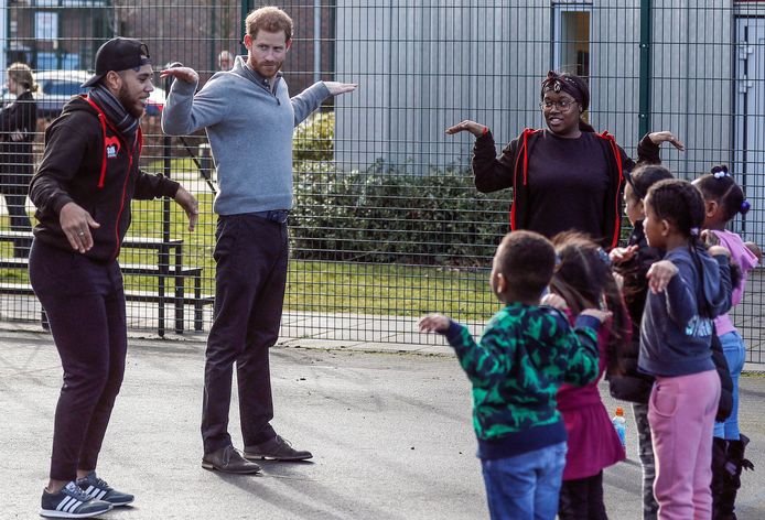 Prins Harry doet mee met een 'Gezonde School' actie bij het Roundwood Youth Centre in London. Foto Frank Augstein