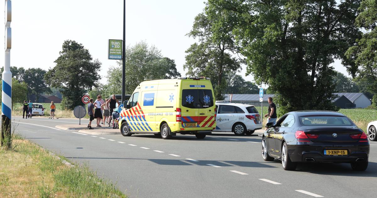 Fietser raakt gewond bij aanrijding in Hellendoorn.