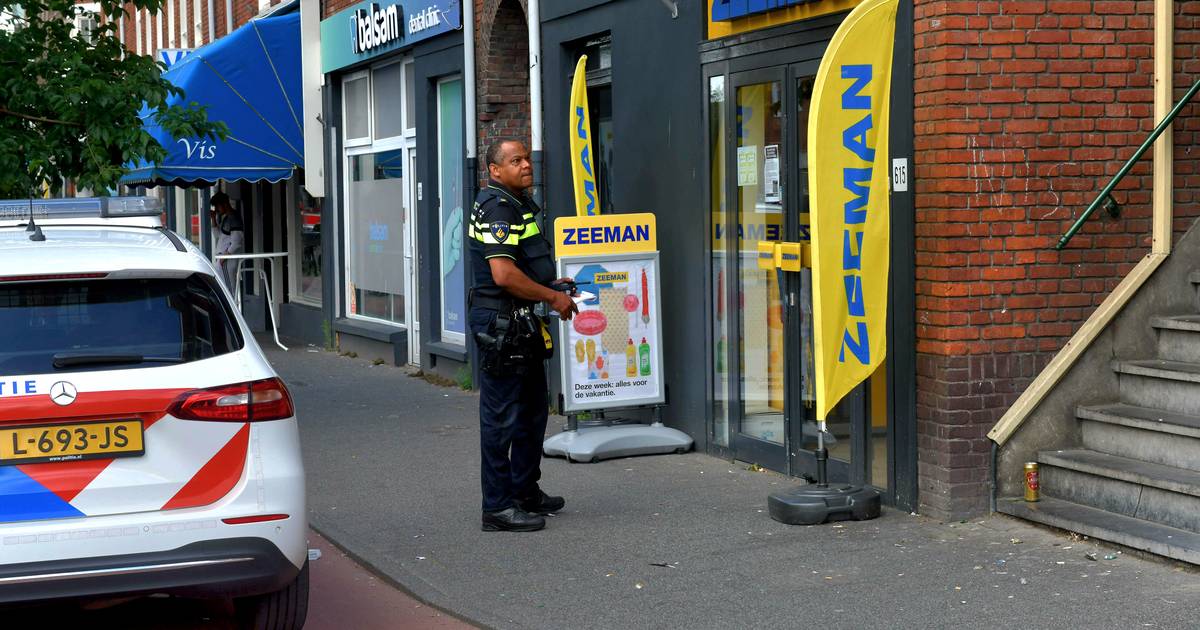 bezig plotseling Grappig Man met steekwapen maakt geld buit bij overval op Zeeman | Den Haag | AD.nl