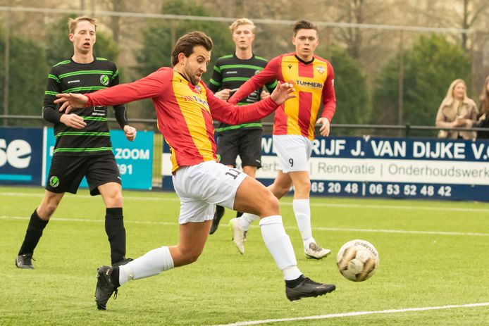 Dosko-speler Marvin Bedaf controleert de bal in een thuiswedstrijd op sportpark Meilust. Dosko zou verhuizen naar sportpark Rozenoord, waar MOC'17 speelt, maar dat gaat niet door.