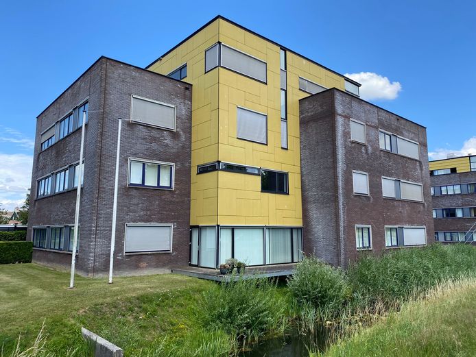 Dit kantoorpand aan de Bredaseweg 175 wordt, als alles volgens plan verloopt, verbouwd tot woongebouw met 25 studio’s voor urgent woningzoekenden met een krappe beurs.